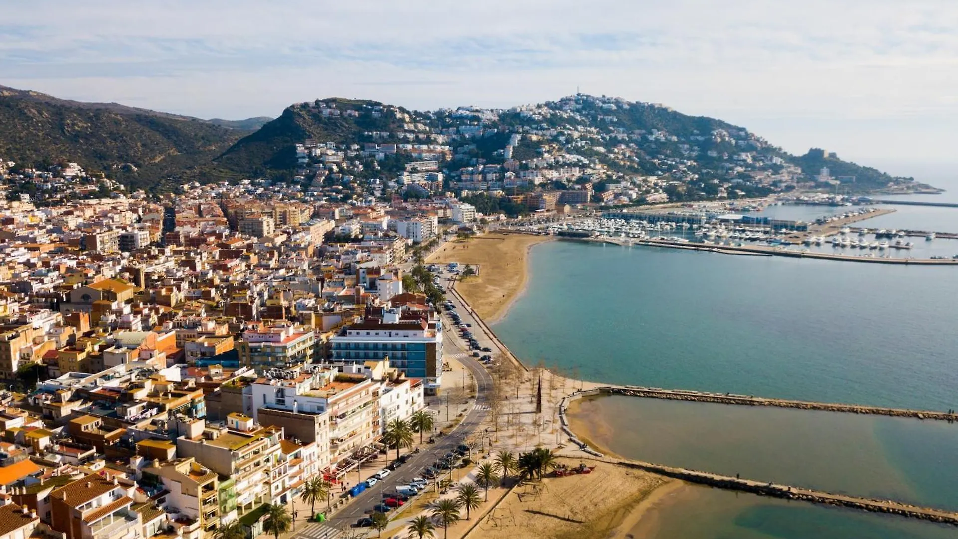 Apartment In Mountain Gateway Roses 0*,  Spagna